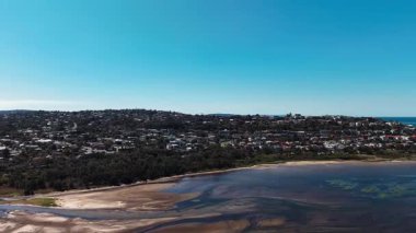 Northern Beaches, Dee Why Lagoon, NSW, Sydney Banliyöleri, Avustralya. Yukarıdan okyanus manzarası.