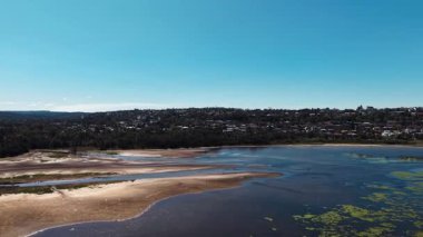 Northern Beaches, Dee Why Lagoon, NSW, Sydney Banliyöleri, Avustralya. Yukarıdan okyanus manzarası.