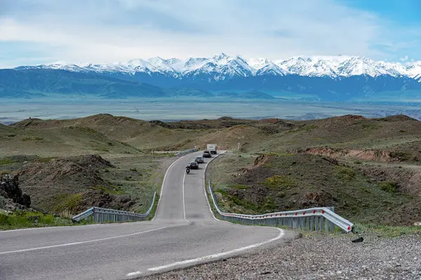 Dağlara giden bir yol, bir araba dizisi, bir yolculuk