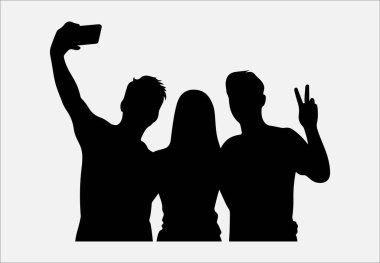 Üç arkadaş, barış işareti yapan bir kişiyle selfie çekiyorlar.