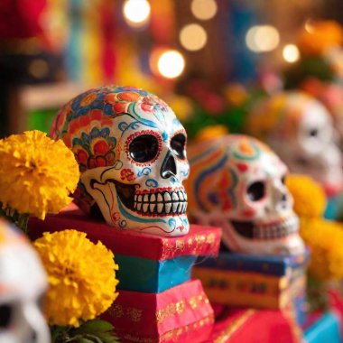 Ekstrem makro Dia de los Muertos sokak sahnesi Calaveras, papel picado ve marigold çelenkleri gibi renkli süslemeler satan tezgahlar festival ışıkları ve müzik arka planına karşı kuruludur..