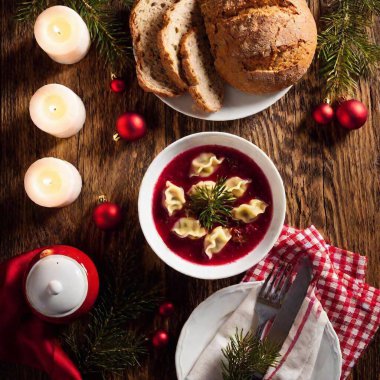 Göz hizasında Polonya Noel arifesi yemeği, mantarlı mantar köfteli Red Borscht 'a odaklanıyor...