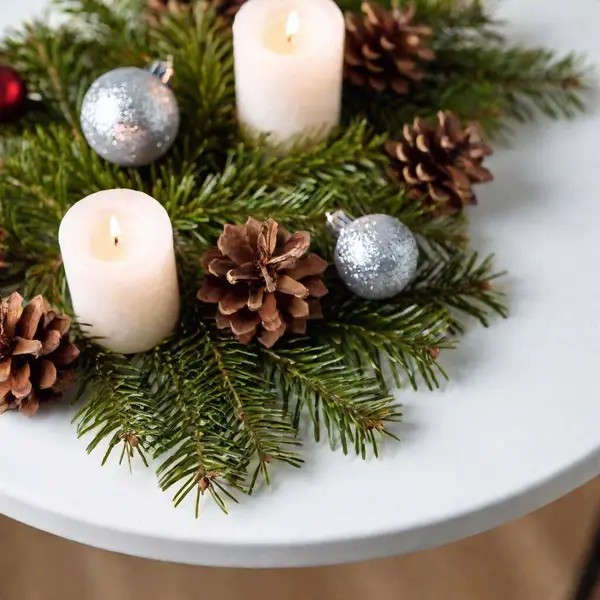 Christmas Wreath White Plate — Stock Photo, Image