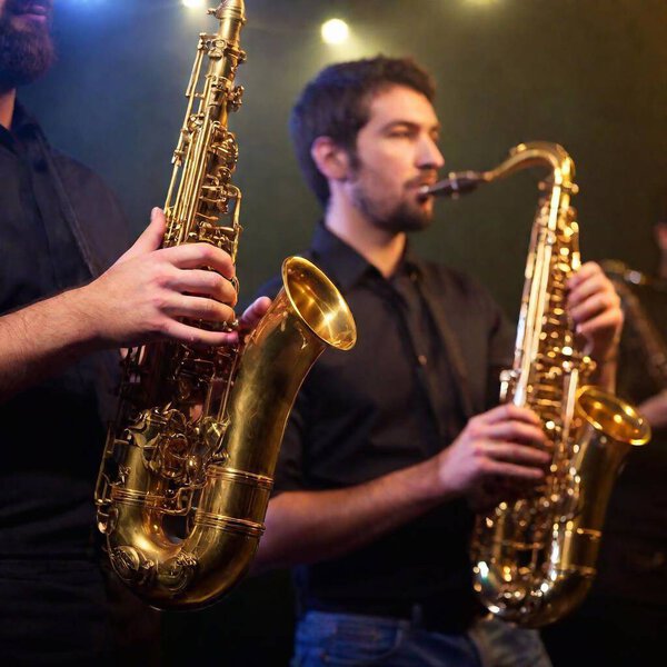 Una Fotografía Alta Resolución Que Captura Tres Músicos Actuando Escenario — Foto de Stock