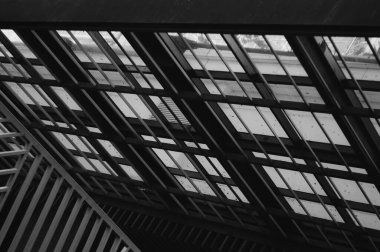 Bir binanın tavanında soyut bir çizgi deseni vardır.