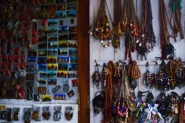 Çeşitli renkli ve el yapımı hediyelik eşyalar.