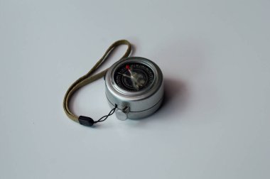 Gümüş Metal Pusula Beyaz Arkaplanda İzole Edildi