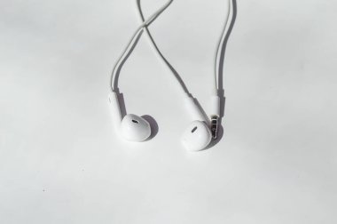 Beyaz arka plan üzerinde beyaz kulaklık