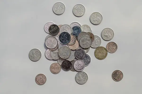 Dağınık bir rupiah madeni para yığını.