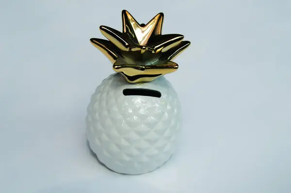 Para biriktirme konsepti, ananas şeklinde bir tüp.