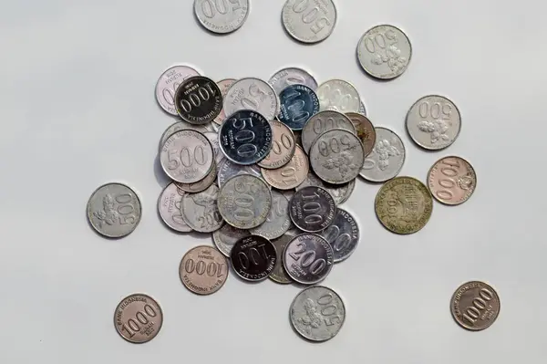 Dağınık bir rupiah madeni para yığını.