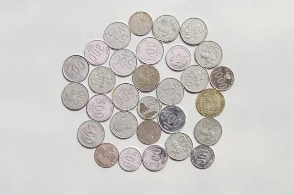Dağınık bir rupiah madeni para yığını.