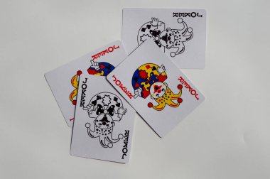 Beyaz arkaplanda dört joker kartı