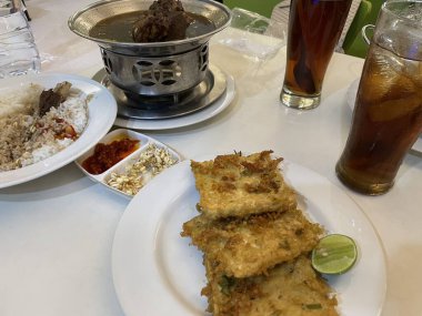 Masada çeşitli yemek ve içecek menüleri var.