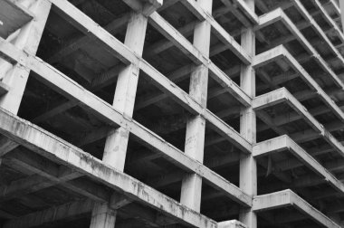 Terk edilmiş çok katlı bina