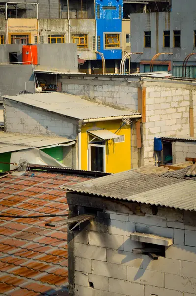 Jakarta 'da yoksul insanlar için yoğun nüfuslu bir yerleşim yeri