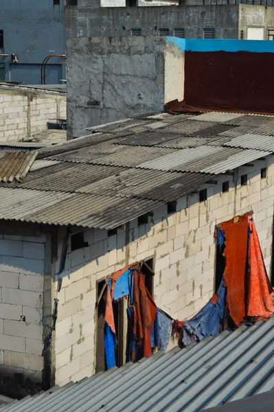 Jakarta 'da yoksul insanlar için yoğun nüfuslu bir yerleşim yeri
