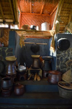 Çeşitli eski pişirme kil ürünleri