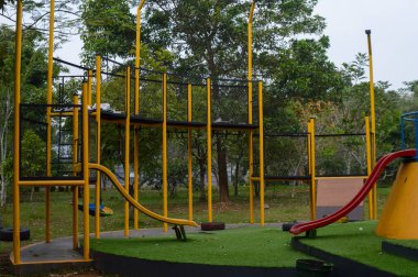 Arka planda ağaçlar olan sessiz bir parkta kayın.