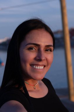 Kız iskelede gün batımında