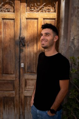 Genç adam Santa Cruz mahallesini ziyaret ediyor ve Alicia caddelerinde yürüyor.