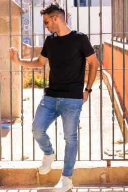 Genç adam Santa Cruz mahallesini ziyaret ediyor ve Alicia caddelerinde yürüyor.