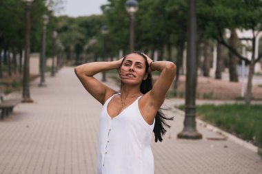 Sokakta yürüyorum.