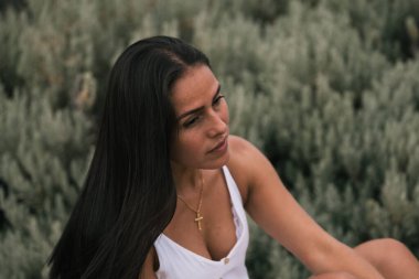 Bahçe bankında dinleniyor.