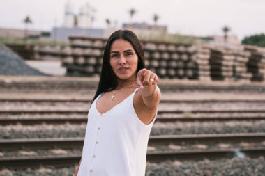 Tren yolu boyunca yürüyorum.