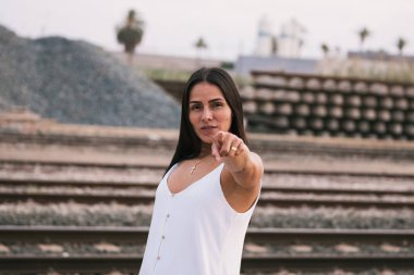 Tren yolu boyunca yürüyorum.