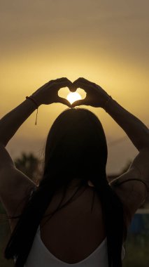 Mutlu kalp gün batımında