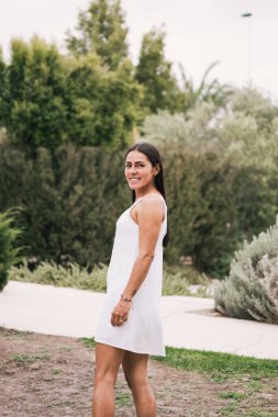 Bahçelerde geziniyorum.