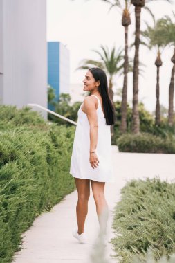 Bahçelerde geziniyorum.