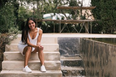 merdivenlerde oturan