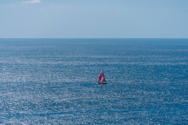 Yelkenli açık denizde, havanın gücüyle.