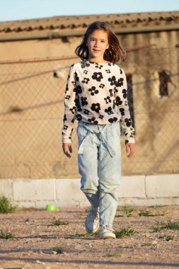 Kız yerde yürüyor.