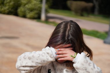 Kız parkta surat yapıyor.