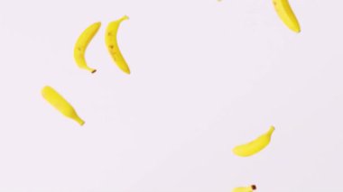 Taze sütle ıslanmış çikolatanın 3D yavaş çekim animasyon videosu