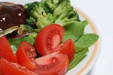 Demi-glace soslu hamburger bifteği