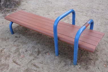 Oturma sırası. Japonya 'da açık hava fitness ekipmanları.