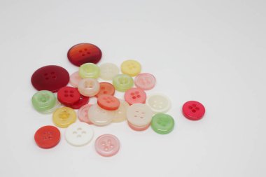 Renkli dikiş düğmeleri. Beyaz arkaplan.