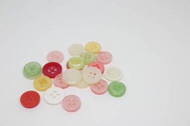 Renkli dikiş düğmeleri. Beyaz arkaplan.