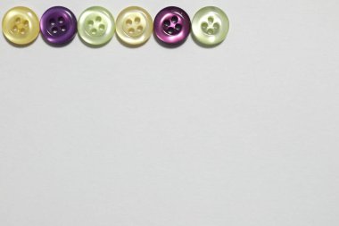 Renkli dikiş düğmeleri. Beyaz arkaplan.