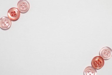 Renkli dikiş düğmeleri. Beyaz arkaplan.