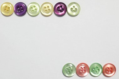 Renkli dikiş düğmeleri. Beyaz arkaplan.