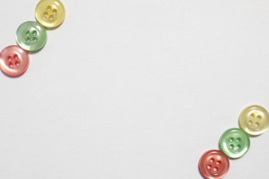 Renkli dikiş düğmeleri. Beyaz arkaplan.