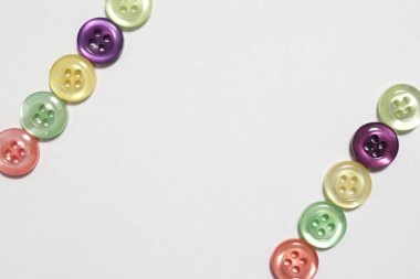 Renkli dikiş düğmeleri. Beyaz arkaplan.