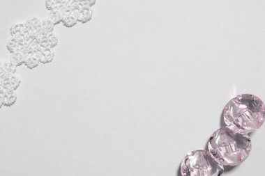 Dikiş düğmeleri ve beyaz arkaplanı olan dantel kumaş.