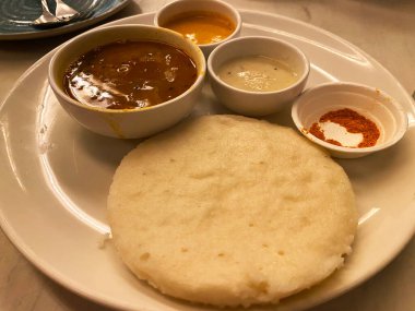 Özgün bir Güney Hindistan mutfağı deneyimi için keskin, lezzetli sambhar ve kremalı hindistan cevizi turşusuyla kıtır kıtır Idli 'nin tadını çıkarın..