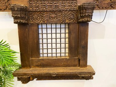  Geleneksel Hint geleneksel çiçek desenli, ızgara pencereli pencere çerçevesi ayrıntılı bir tasarım ve işçilik süreci içerir..